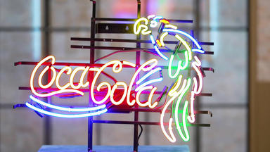 Die Superhändler - 4 Räume, 1 Deal - Coca Cola-leuchtreklame \/ Schaufensterbüste \/ Art Déco Tisch Aus Messing