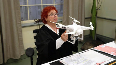 Barbara Salesch - Das Strafgericht - Kellnerin Mit Drohne Attackiert!